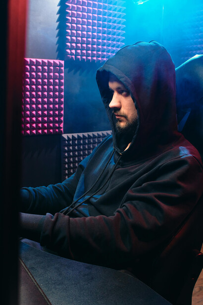 The digital world offers connection, but for many, it also brings exposure to cyberbullying, toxic discourse, and harassment—challenges this man silently faces behind the screen