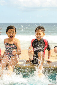 Desde a infância, viajar sempre foi sinônimo de felicidade. A vida adulta trouxe novos desafios, especialmente ao viajar com três filhos, mas também proporcionou descobertas e aventuras únicas. Encontrar um equilíbrio entre estabilidade e a alegria de explorar o mundo é o objetivo atual