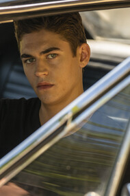 El actor británico Hero Fiennes Tiffin da vida al personaje Hardin Scott, protagonista de la producción estadounidense «After: En mil pedazos». Foto: Diamond Films