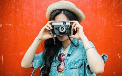 Sua foto de perfil não é apenas uma imagem, é a sua primeira apresentação, seu aperto de mão digital, seu cartão de visitas visual; frase de Carlos Manoel de Freitas, Consultor de Carreiras no Linkedin e que diante de uma newsletter que recebi dele, fez eu pensar em construir este artigo para a Meer. Construir uma marca pessoal, reforçar a sua identidade profissional, alinhando sua imagem ao setor em que você atua, foto de qualidade, de preferência uma única imagem em todos os perfis que você tem