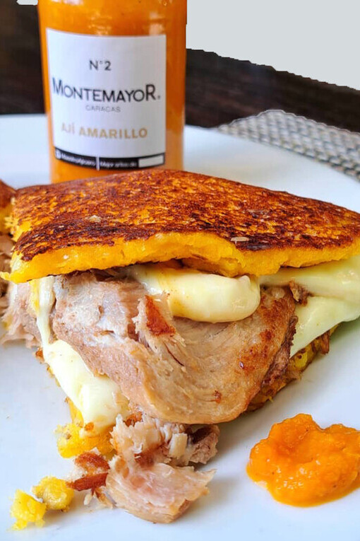 Entre sus creaciones destaca el Suero Maestro, un producto emblemático que busca integrar el picante como parte esencial de la mesa cotidiana