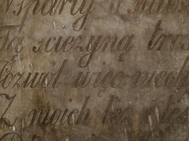  Publicados pela primeira vez em 1885, esses textos misteriosos geraram mais de um século de tentativas de decifração, teorias conspiratórias e caçadas ao tesouro. Até hoje, apenas uma das três mensagens foi resolvida, mantendo vivo o fascínio em torno desse enigma