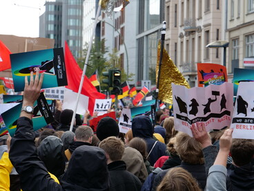 Aún en estos momentos de desamparo tenemos que saber que las pestes y los cánceres se combaten y pueden ser derrotados. "No hay centro para los nazis", octubre 2019, Berlin, Alemania