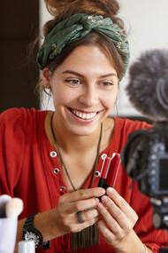 Influenciadora digital. Os influenciadores começaram a crescer de uma forma tão grande que seus números já atingiam as casas dos milhões, batendo recordes após recordes de visualizações dos seus vídeos ou curtidas em suas postagens, esses viraram os rostos de marcas grandes lado-a-lado com celebridades do meio artístico, ou as vezes, até substituindo-as. Hoje há carreiras solidadas nesse meio, influenciadores que fazem esse trabalho há anos com inscritos ou seguidores que os acompanham a muito tempo, criando uma relação de confiança que marcas emergentes ou consolidadas usam para atrair aquele público