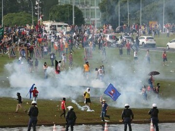 Superar la cultura del silencio y la apatía de este personal en torno a las cuestiones de derechos humanos; esto implica que tendrán que trabajar más directamente con las comunidades.  Manifestación en Brasilia, noviembre 2016, Brasil