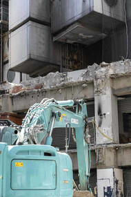 Demolición de la Torre Nakagin, el 12 de abril de 2022, Tokio, Japón