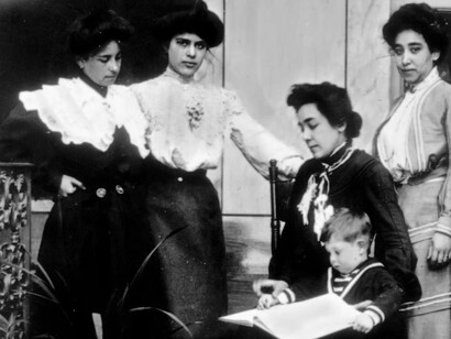 Rosario es admirable. Y extenuante.  A mí me llama «revisionista». Lo dice con afecto contenido, como quien bromea con pólvora. Mujeres luchadoras, dónde pueden y cómo pueden. Aquí en la Revolución mexicana, México