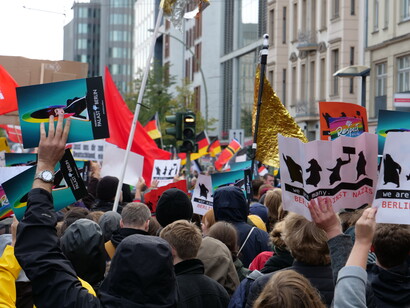 Aún en estos momentos de desamparo tenemos que saber que las pestes y los cánceres se combaten y pueden ser derrotados. "No hay centro para los nazis", octubre 2019, Berlin, Alemania
