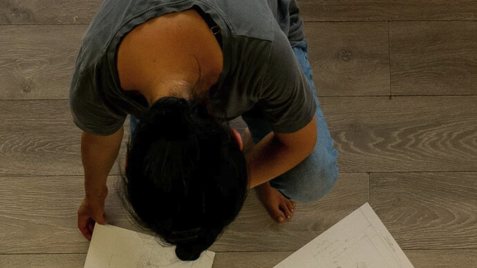 Fotografía de Anna Higson. Junko Mori trabajando