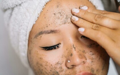 O desejo pela pele perfeita é um hit que já está movimentando o mercado de beleza desde a ascensão de tendências como a conhecida “clean girl”, que teve seu boom em 2022. Houve também fases opostas, como a do famoso “reboco”, que foi quando a moda era maquiagem com bases de acabamento fosco e olhos super marcantes, dando aquele visual bem carregado de produtos e um rosto perfeitamente marcado. Agora o luxo é a pele perfeita e sem manchas, que usa maquiagens leves e de acabamento translúcido, o que traz à tona uma pele que não precisa ser escondida