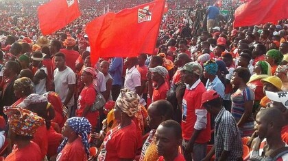 As manifestações pós-eleitorais na província da Zambézia tiveram profunda repercussão no cenário político nacional, exacerbando as tensões entre o governo central e os partidos da oposição. A vitória atribuída a FRELIMO nas eleições de 2024 foi contestada por diversos setores, com RENAMO liderando a principal frente de oposição. Em comunicado oficial, a RENAMO acusou o governo de fraudes eleitorais e manipulação de resultados, exigindo investigações independentes e a anulação do pleito (RENAMO, 2024). O partido também anunciou a intenção de recorrer ao Tribunal Constitucional, alegando irregularidades em vários distritos da Zambézia, onde a maioria dos protestos ocorreu