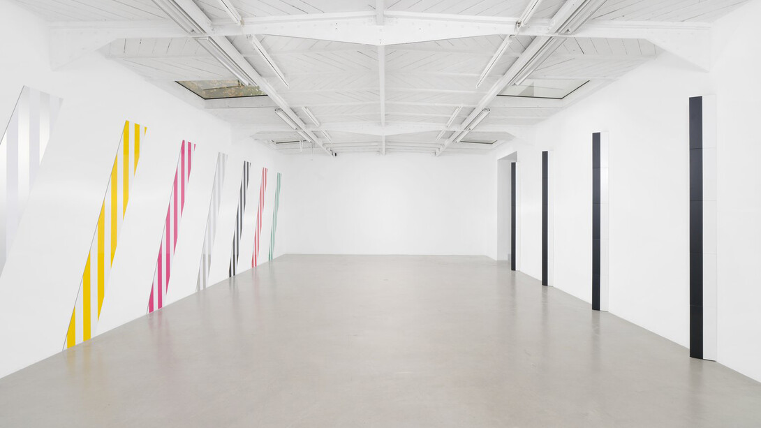 Daniel Buren, Du cercle aux carrés, hauts-reliefs situés et in situ, exhibition view. Courtesy of Mennour Gallery
