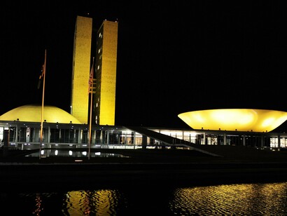 Propostas estruturais — como tributação mais racional, modernização administrativa e revisão regulatória — avançam lentamente. Quando avançam, sofrem alterações que reduzem a eficiência e ampliam as distorções. A polarização política permanece como elemento central da estratégia governamental. Em vez de buscar consensos mínimos para políticas de Estado, a administração prioriza confrontos que mobilizam bases e paralisam discussões de longo prazo