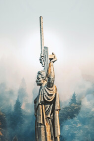 La Estatua de la Madre Patria, o más comúnmente conocida como Rodina-Mat es una estatua monumental que se encuentra en Kiev, Ucrania