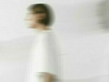 Mas o teto me mostrou, dentro do azul de um céu desconhecido, sonhos perdidos, vontades encobertas com o peso do cotidiano e das contas a serem pagas pregadas na porta da geladeira