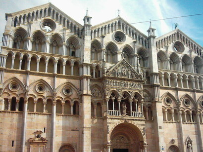 De su mamá le viene la sensibilidad y el espíritu jovial. Le ha regalado un telar, que ha mandado a restaurar para ella. Le veo la carita de niña feliz con juguete nuevo. Fachada de la Catedral de San Jorge, Ferrara, Italia