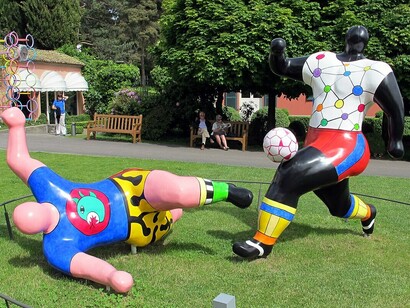 Les footballers par Niki de Saint Phalle, au Musée Olympique de Lausanne, Suisse
