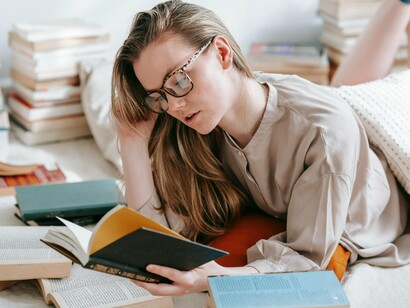 Autores como Cal Newport (“Deep Work”) defendem que a leitura profunda é um dos poucos caminhos restantes para entrar em estados reais de fluxo criativo, tão necessários para profissionais que vivem de ideias e decisões