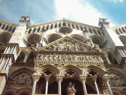 No tiene planes sobre qué va a tejer, o, con toda lógica, no me va a contar todos sus planes, pero sus manos están listas para crear piezas con su sello especial.   Fachada de la Catedral de San Jorge, Ferrara, Italia