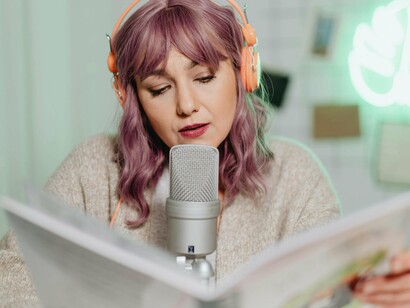 Do papel ao fone de ouvido, os podcasts roubaram a cena. Eles atraem curiosos, jovens adultos, multitarefas que vivem na correria, profissionais em trânsito que transformam o deslocamento em aprendizado, além dos fãs de nichos culturais cada vez mais diversos: música, esportes, saúde mental, True crime, religião, filosofia… a lista não tem fim