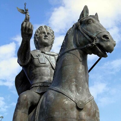 Statua di Alessandro Magno che cavalca Bucefalo e trasporta una statua alata di Nike, Pella, Grecia