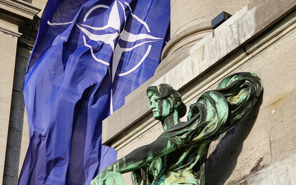 Symbole de la paix universelle, l’ONU incarne la promesse d’un ordre mondial fondé sur le droit, mais son siège new-yorkais rappelle aussi combien ce rêve se heurte à la réalité du pouvoir et des alliances militaires