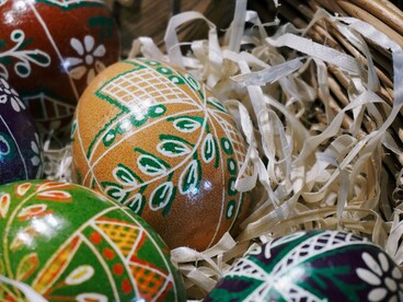 In molte culture veniva donato, decorato o sepolto come gesto propiziatorio, espressione di fertilità e auspicio di rinascita 