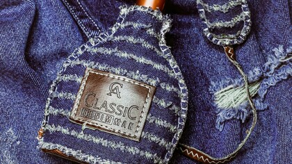 Mais do que um simples reaproveitamento, o uso de resíduos têxteis para criar acessórios propõe uma reflexão sobre valor. O que é que consideramos valioso? Por que razão descartamos o que não é "perfeito"? Ao vestir um par de brincos feito com fios de lã reaproveitados ou ao usar uma bolsa criada a partir de sobras de ganga, carregamos connosco não só um objeto, mas também uma ideia: a de que o mundo pode ser mais cuidadoso, mais atento, mais lento