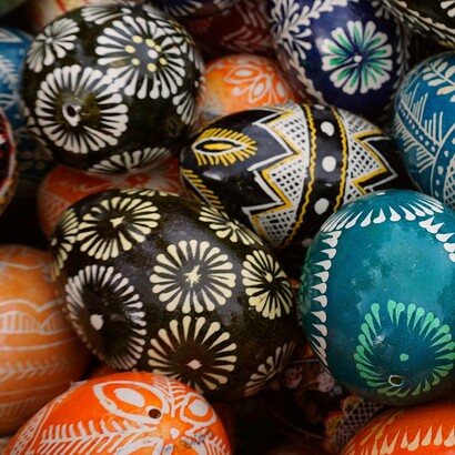 Ancora oggi, dietro la semplicità del suo impiego nelle festività, permane un richiamo simbolico profondo alla nascita e al cambiamento