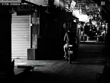 L’immagine cattura l’essenza della solitudine come esperienza universale, dove il buio non è minaccia ma spazio di riflessione