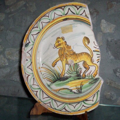 Dopo il terremoto del 1688, la produzione ceramica divenne simbolo di rinascita economica e culturale del territorio. Piatto settecentesco in ceramica presso il Museo civico e della ceramica cerretese, Cerreto Sannita, Benevento, Italia