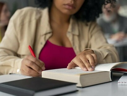 Aula de mestrado. Durante este processo de escrever a minha dissertação de mestrado tenho-me dado conta que nós, alunos, somos um bebé que vai pela mão do progenitor, no caso, o nosso orientador



 