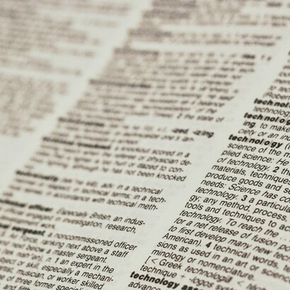 L’informazione non nasce dal caos assoluto, ma dai vincoli che riducono le possibilità e rendono riconoscibili strutture dotate di senso