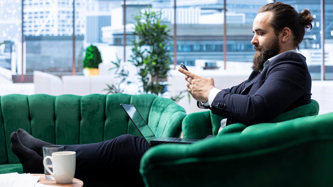 Airport lounges make it possible for customers to work, rest, and eat, far from the chaotic crowds of airports