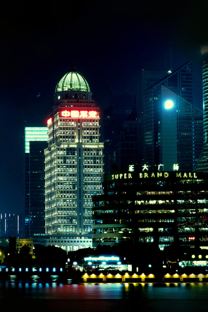 Shanghai, China. Super Brand Mall, das Shopping Center in Pudong Stadtteil am Huangpu Fluss