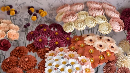 I paper florist trasformano semplici fogli di carta in composizioni floreali che sembrano vive.