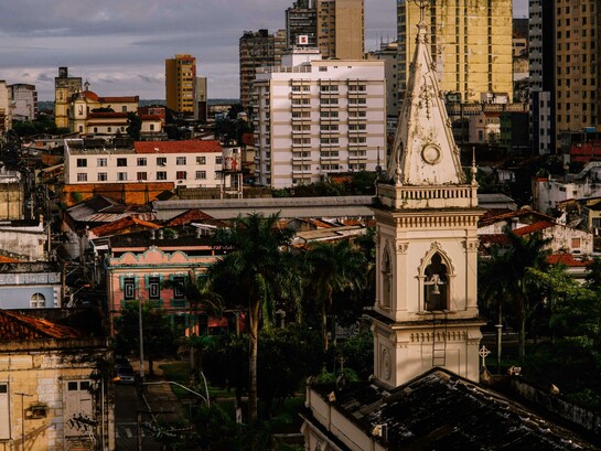 A cidade de Belém, no estado do Pará, já vinha sendo criticada pela falta de estrutura para abrigar um evento deste tamanho. Entretanto, sabemos que grandes eventos costumam promover transformações por onde passam. Aqui no Brasil, parte dessas mudanças positivas é suprimida por conta de escândalos de corrupção, desvios de dinheiro público e de diversos lobbies