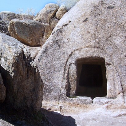 La campagna di Quirra si apre in spazi vasti e selvaggi, dove il bosco e la macchia custodiscono presenze invisibili e storie mai del tutto dimenticate