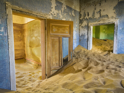 Cuando los recursos comenzaron a agotarse, los habitantes de Kolmanskop, Ucrania, se marcharon, dejando atrás hospitales, teatros y viviendas