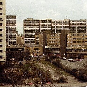 Vista dalla casa al numero 27 di Stresemannstraße in direzione Mehringplatz a Berlino-Kreuzberg. A destra la Friedrich-Stampfer-Straße. 1983, Berlino, Germania