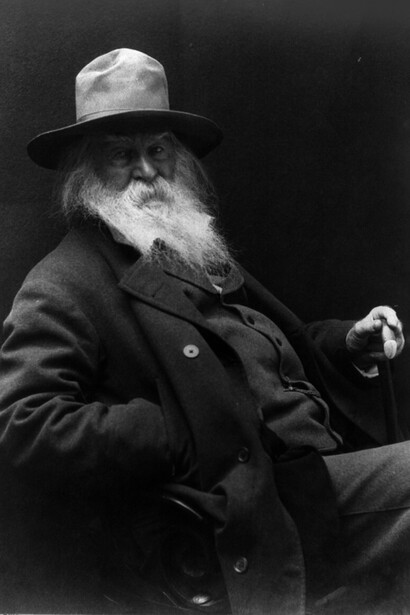 Walt Whitman fue un adelantado a su tiempo, un poeta que no temió abrazar la contradicción, el deseo y la diversidad como expresiones esenciales de la existencia