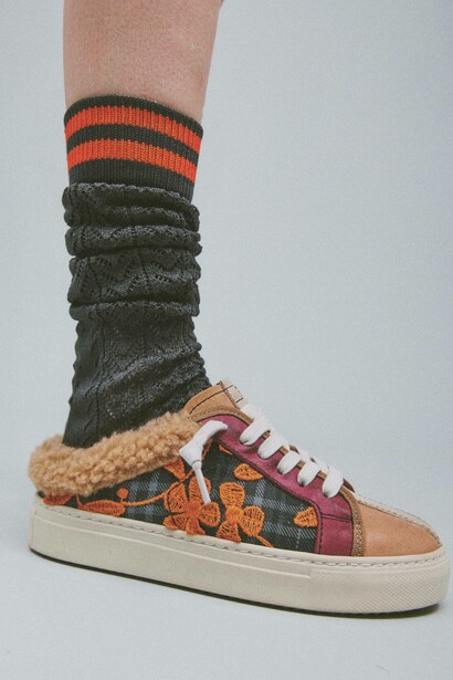 TVL | TheVerticaLine FW2526 Sabot unisex con tomaia in pelle nubuck e tartan ricamato e fodera in finta pelliccia