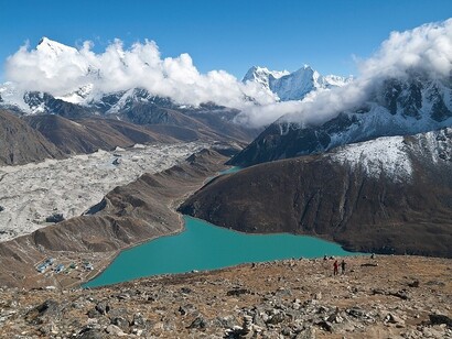 Gokyo Ri, Lago Gokyo. La vetta del Gokyo Ri. Il ghiacciaio Ngozumpa, il più grande e lungo ghiacciaio dell'Himalaya, si trova al di sotto, insieme a una vista mozzafiato sulle vicine Cholatse, Taboche, Kangtega, Thamserku e altre vette.  Nepal, Himalaya