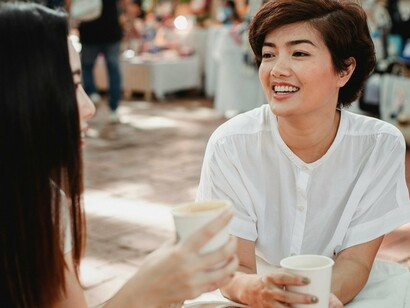 Amigas conversam tomando café. "Um dia vínhamos de táxi e ela viu uma zaragata entre dois homens. Mandou parar o carro e gritou-lhes da janela se não tinham vergonha de andar à batatada. Sempre foi assim, justiceira. Não é à toa que se tornou advogada. Mas nem isso a livrou do divórcio. Ainda ficou com os dois miúdos e um golden retriever que coxeia de uma pata"
