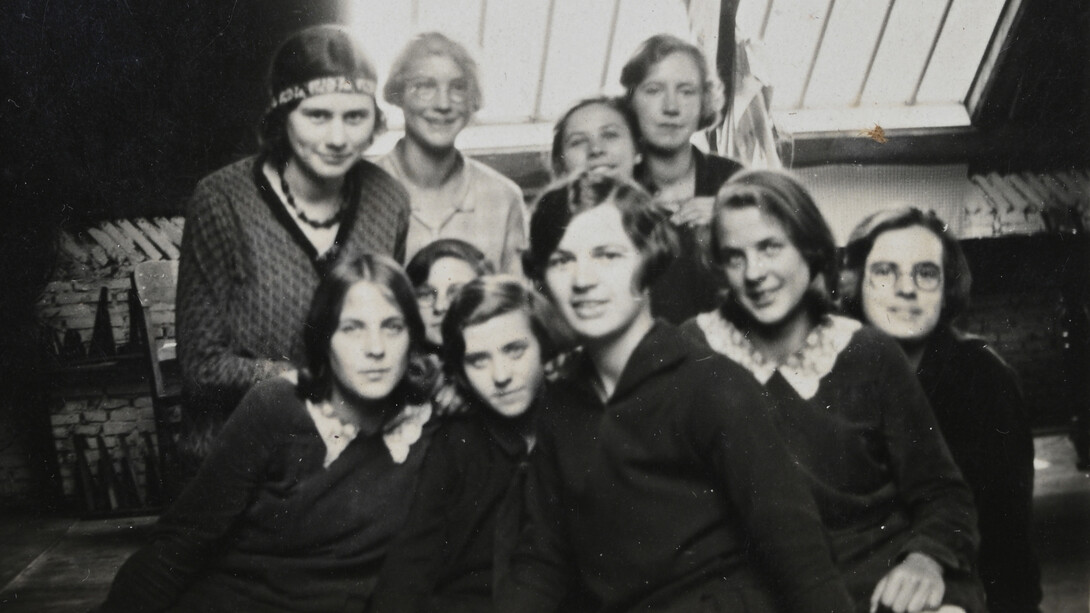 Groepsfoto vrouwelijke medewerkers van lampenatelier van Catharina Bogtman (detail), ca 
1930, particuliere collectie. Courtesy of Museum Het Schip