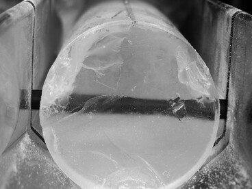 Una carota di ghiaccio dopo l'estrazione