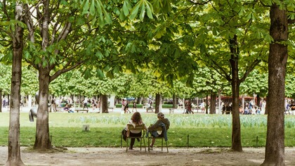 Caminhar por aqui raramente parece um ato prático. Não há ansiedade de chegar nem pressa visível. As pessoas seguem sozinhas ou em pequenos grupos, quase sempre sem fones de ouvido. Algumas param no meio do caminho para trocar poucas palavras; outras apenas reduzem o passo, como se o corpo soubesse que não há nada a alcançar. Não é lazer nem exercício, mas sim o modo como o dia avança