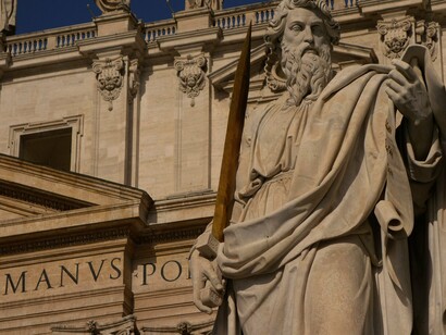 Num Ocidente pós-cristão. Quase anticristo. Pós-teísta. Entorpecido pelo imanente. Atropelado pelo imediato. Absorvido pelo presente. Presente contínuo. Singrando sem rumo. Soterrado no instante. Refém do agora. Avesso às tradições. Contrário à transcendência. Imune à fé e aos mitos. Superficial. Esvaziado de Deus. Desencantando e desencantado. Singrando em descrédito. Quebrando a Igreja em pedaços. Tornando-a migalhas. Fragmentos de uma obra desabando e desabada. Diminuída em fé. Diminuta em prestígio. Apartada das liturgias. Relativa. Relativizando. Deformando-se

