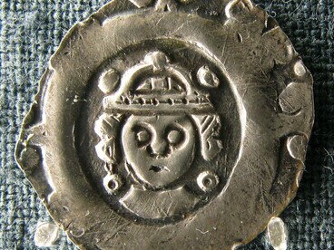 Moneta medievale, Norimberga, bracteato in argento, con testa coronata, XIII secolo, Museo Numismatico di Atene, Grecia