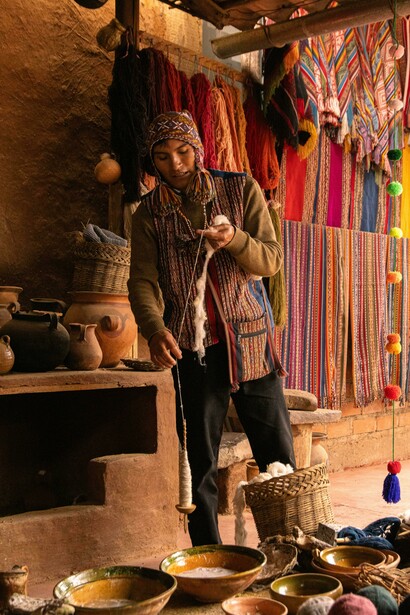 Tecelão peruano artesanal e tradicional. Cada cultura desenvolveu suas próprias técnicas e padrões, refletindo a identidade e a história de seus povos